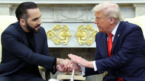 Trump estrecha las manos a Bukele, en su encuentro en el despacho oval.