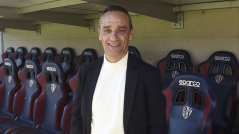 Jos� Luis Oltra, en el banquillo del Huesca