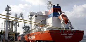 En la fotograf�a, vista de un gasero amarrado en las instalaciones de la planta de gas de Mugardos.