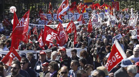 Miles de personas participaron esta mañana en la manifestación central del 1 de Mayo en Madrid.