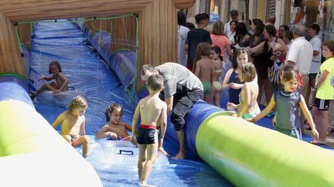 HINCHABLES DE AGUA Y UN SUPER TOBOGAN POR LAS COMPRAS HECHAS  EN COMERCIOS DE LA  ASOCIACION DE EMPRESARIOS DE RIBEIRA