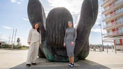 Luisa Triana y Mar�a Jos� Rosal, socias en la cooperativa Synapse, en el puerto deportivo de Sanxenxo