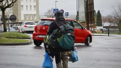 El hombre sin hogar que fue vctima de esta presunta agresin -en la imagen, de espaldas- es conocido por todos los vecinos de Fontias y la Ronda das Mercedes