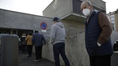 Colas en el centro de salud de Os Mallos, en A Coru�a