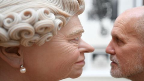 Un hombre observa la obra �The Queen�, del artista John Humphries, durante la presentaci�n a la prensa de la Exposici�n de Verano de la Royal Academy of Arts de Londres. La instituci�n organiza la 250� edici�n del festival con la muestra de m�s de mil obras