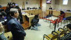 El padre de Diana Quer mira fijamente al Chicle, que se oculta con la capucha de la sudadera, antes de la última sesión del juicio