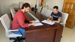El socialista Roi Rigueira (izquierda) y Jos� Portela, del BNG, firmando el acuerdo de gobierno