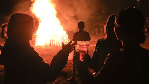 Ambiente en una de las hogueras de Lugo