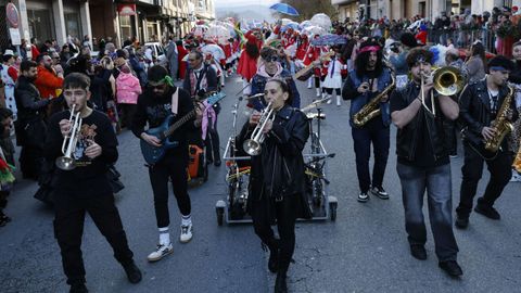 Gran desfile en Xinzo de Limia en el d�a grande del entroido