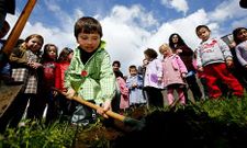 Los ni�os celebraron el D�a da �rbore con retraso a causa de las copiosas lluvias de marzo.