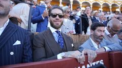 El futbolista Sergio Ramos, entre el p�blico de la plaza de toros de la Maestranza, en Sevilla.