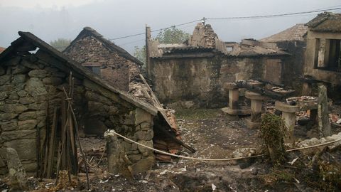 Incendio forestal con casas quemadas en As Mestas, en Meln