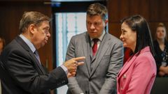 El ministro Luis Planas charla con su hom�loga croata,  Marija Vuckovic, antes de la reuni�n del Consejo en Luxemburgo