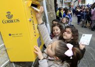 Ni�os del colegio de Celeiro enviaron ayer por correo a sus domicilios poemas de Rosal�a de Castro. 