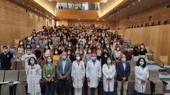 Imagen de archivo del sal�n de actos del Chuac con la bienvenida a los estudiantes de sexto de Medicina