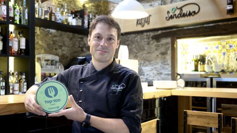 Alberto Fernndez, uno de los socios de O Sendeiro, en Santiago, sujeta un trofeo de The Fork que premia las buenas valoraciones de su restaurante.