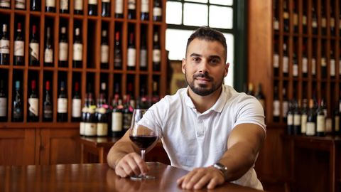 Jorge Facorro es el propietario de la m�tica vinoteca O Carro de A Coru�a, que tiene los mismos a�os que �l, 31, y que fundaron su padre y su t�o. 