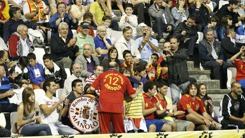 Manolo animando a la selecci�n Sub-21 en el estadio lucense Anxo Carro en un encuentro de clasificaci�n para el europeo entre Espa�a y Georgia en 2011
