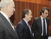 De izquierda a derecha, Javier Etcheverr�a, presidente de Abanca, Juan Carlos Escotet, vicepresidente y Diego Calvo. 
