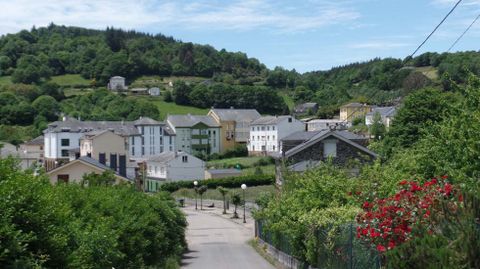  Al fondo, en la ladera, Penadozca; donde el viejo Josel�n habl� a D�maso Alonso de sus amores y sus aventuras de contrabandista cruzando a Galicia en medio de la noche.