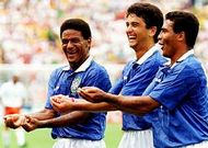 Mazinho, Bebeto y Romario festejan un gol en el Mundial 94 en homenaje al hijo de Bebeto, Matheus, que hab�a nacido el d�a anterior