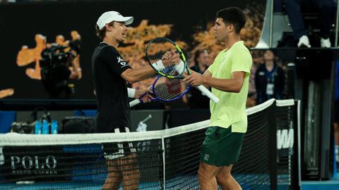 Alex de Mi�aur y Carlos Alcaraz, tras la exhibici�n en la que participaron el 15 de enero.