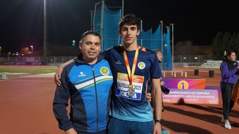 �lex C�sar (derecha), posando con su medalla de plata sub-18 de jabalina al t�rmino del Campeonato de Espa�a de Lanzamientos Largos junto a su entrenador en la Agrupaci�n Atl�tica Maz�, Isidro Fern�ndez.