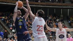 Dino Radoncic lanza a canasta durante el encuentro de los naranjas ante el COB.