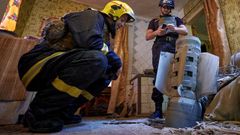 Personal de emergencias analiza un proyectil sin explotar en el interior de un apartamento de Kramatorsk, en la regi�n de Donetsk