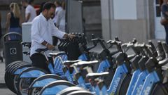 Un usuario de BiciCoru�a retirando una bicicleta.