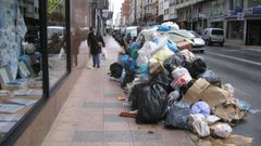 Basura acumulada en una calle de Vilalba durante la huelga de los trabajadores de Urbaser del 2013.