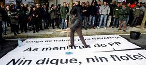 Los trabajadores del naval llevaron el martes sus exigencias hasta las puertas del Parlamento gallego.