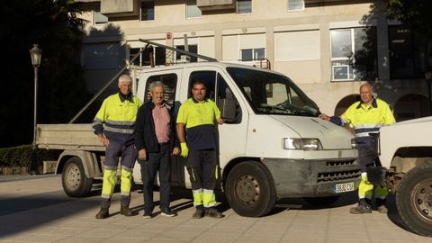 Enrique Tasende y tres operarios municipales de Coristanco posan con «A Carrinha».