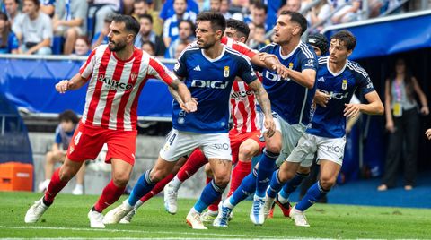 David Costas, entre Insua y Dani Calvo, durante el �ltimo Oviedo-Sporting