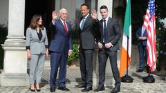Mike Pence, segundo por la izquierda, durante su �ltima visita a Irlanda, junto a su mujer, el primer ministro Leo Varadkar y su pareja, Michael Barret