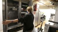 La titular del restaurante A Trasanquesa, ante una de las c�maras frigor�ficas que el ladr�n saque� la madrugada del pasado domingo