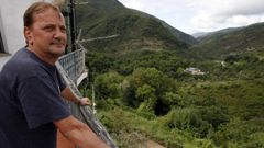 Javier Guiti�n, bi�logo y catedr�tico de la USC, estudia la flora de O Courel desde hace d�cadas