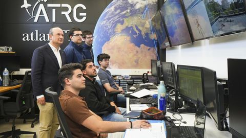 De izquierda a derecha, de arriba abajo: el profesor Fernando Aguado, Pablo Fern�ndez Fern�ndez, Manuel Diz Folgar, Pedro Rodr�guez Vi�as, David Fern�ndez Iglesias y Carlos Silva Sieira. Se encuentran en el centro del Grupo de Tecnolog�a Aeroespacial de Atlanttic en la Universidad de Vigo, desde donde siguieron a la nave Ori�n durante diez d�as para registrar su posici�n. 