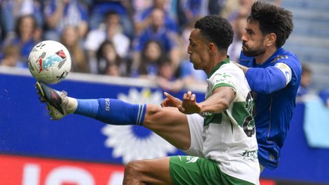 El delnatero del Elche, �lvaro Rodr�guez (i) durante el partido de LaLiga entre el Real Oviedo y el Elche