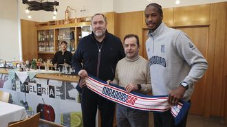 H�ctor Gal�n, director general del Obradoiro, a la izquierda, con el director del CIFP Compostela y Travis Munnings.