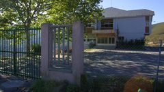Antiguo colegio de Folgoso do Courel, donde est� previsto construir la residencia