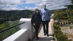 Cristina y Secundino, frente al Ayuntamiento de Viana
