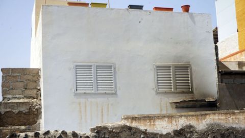 Fachada de la�vivienda del barrio de La Isleta de Las Palmas, donde una menor sufri� quemaduras graves el mi�rcoles de madrugada.
