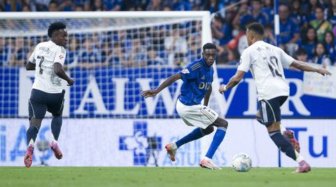 Rahim, en el centro, ante Mbapp y Vinicius durante el Real Oviedo-Real Madrid