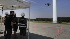 Alumnos manejando un dron con un instructor