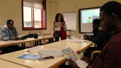 Alumnos senegaleses en una clase del ltimo curso de Cruz Roja en Ourense