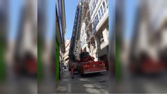 Los bomberos necesitaron utilizar una autoescalera para acceder a la vivienda de la fallecida por una ventana del tejado
