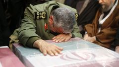El general Mohamed Al� Jafari llora sobre el f�retro del asesinado Qasem Soleimani