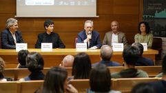 El conselleiro de Sanidade, Antonio Gómez, durante su intervención en la inauguración de la reunión del grupo gallego de cáncer de pulmón.