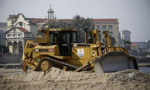 Una excavadora trabaja en el anterior levantamiento de la duna, el pasado mes de abril. 